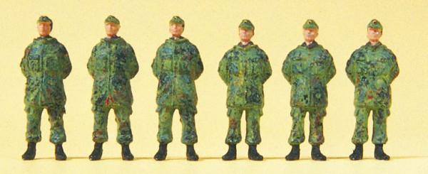 Preiser 16842 - Soldaten stehend. Feldmütze.