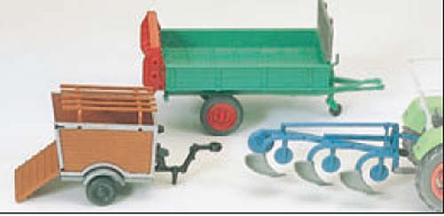 Preiser 17918 - Dreischar-Anbaupflug, Dungstreuer, Anhänger für Schweinetransport, Fertigmodelle aus