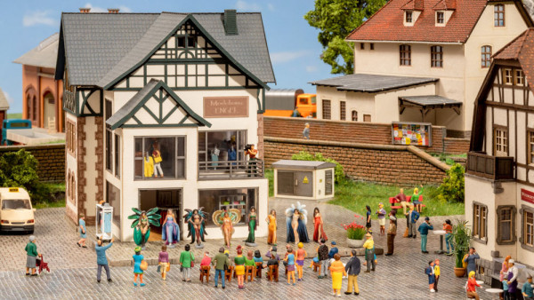 Noch 66501 - Modegeschäft mit micro-motion Modeschau