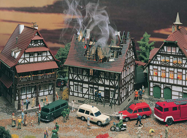 Vollmer 43728 - Brennendes Haus 120x90x145 mm Fachwerk der Bausatz enhält 190 Plastikteile in 8 vers