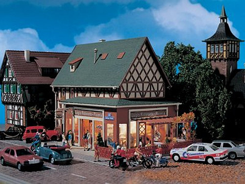 Vollmer 43681 - Luigi´s Pizzeria mit Pergola 180x115x128 mm Fachwerk mit Inneneinrichtung und Beleu