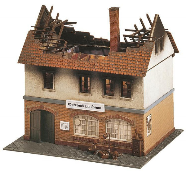 Faller 130429 - Brandruine Gasthaus "Zur Sonne" patiniertes Modell