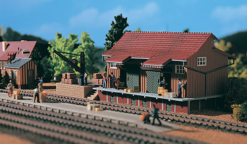 Vollmer 45701 - Güterschuppen 290x100x90 mm der Bausatz enhält 84 Plastikteile in 8 verschiedenen Fa