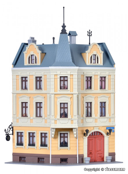 Kibri 38296 - Haus am Wochenmarkt in Görlitz an der Neiße 16x16,8x20 cm Gebäudewinkel 120° Zweifarbe