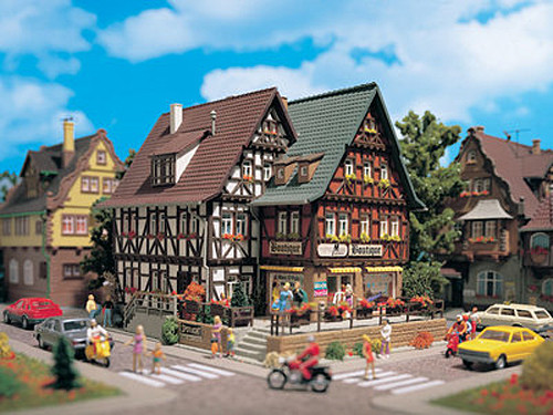 Vollmer 43694 - Boutique 190x135x145 mm Fachwerk mit Inneneinrichtung und Beleuchtung