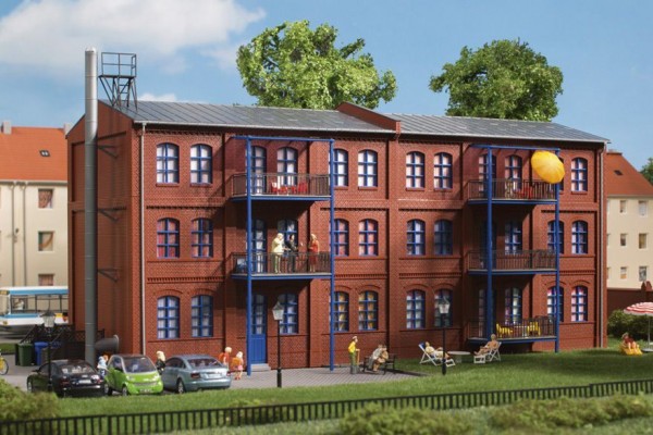 Auhagen 11450 - Wohnhaus August-Hagen-Str. 1, 316 x 150 x 163 mm