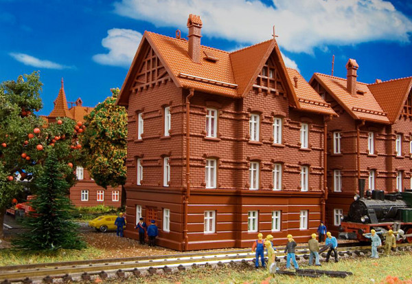 Vollmer 43806 - Eisenbahner-Wohnhaus mit First 132x93x164 mm Bausatz stattliche Gebäude aus der Jah