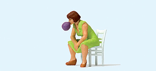 Preiser 28168 - Bubble Gum, Frau auf Stuhl sitzend