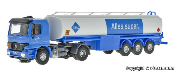 Viessmann 8120 - MB ACTROS 2-achs Zugmaschine mit ARAL Tankauflieger, Funktionsmodell