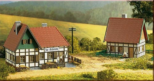 Auhagen 14457 - Gasthaus zur Schmiede mit Nebengebäude 100 x 82 x 60 mm + 92 x 59 x 60 mm Dorfschänk