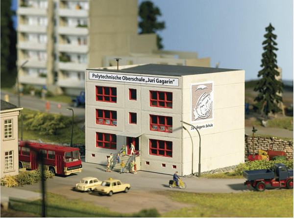 Piko 61150 - Plattenbau Schule POS
