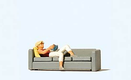 Preiser 28179 - Lesende auf Sofa