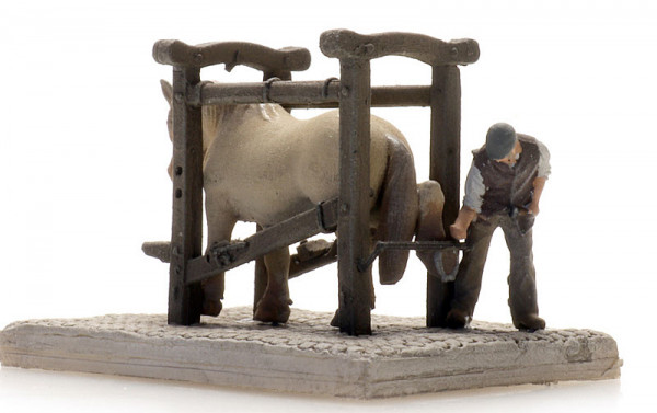 Artitec 316.080 - Beschlagstand, Pferd und Hufschmied 1:160 Fertigmodell aus Resin, lackiert
