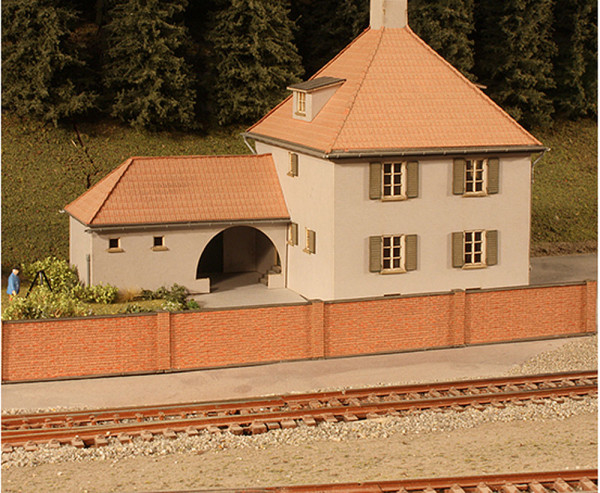 Joswood 40121 - hohe Ziegelmauer, Industriezie
