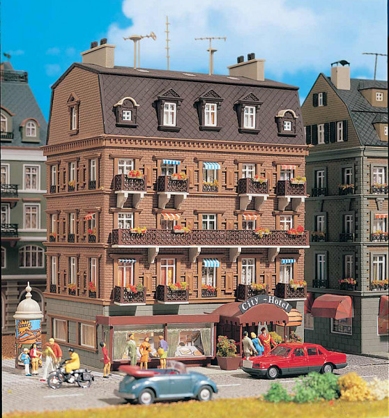 Vollmer 43782 - City-Hotel 138x130x190 mm mit feindetaillierter Inneneinrichtung und Beleuchtung