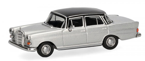 Herpa 430739-005 - Mercedes-Benz 200 (W111) Heckflosse silbermetallic/schwarz