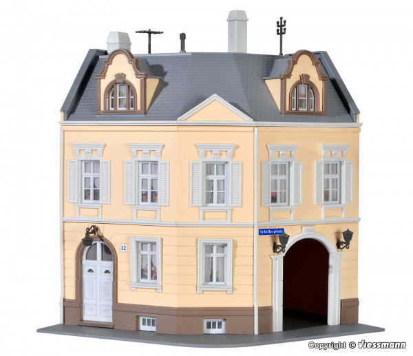 Kibri 38387 - Haus "Am Schillerplatz" in Görlitz 16x16,5x15,5 cm Gebäudewinkel 120° Zweifarben Sprit