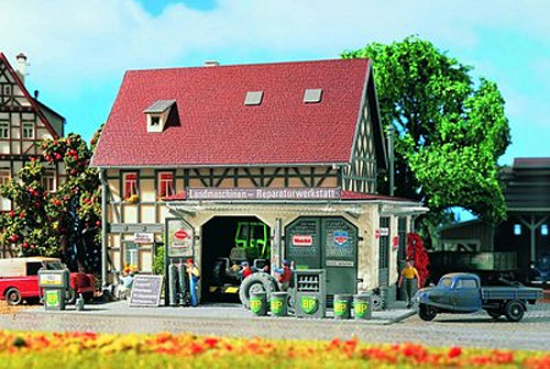 Vollmer 43682 - Landmaschinen-Reparatur-Werkstatt 158x120x120 mm Fachwerk mit Inneneinrichtung und B