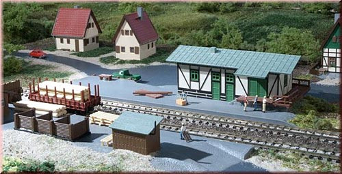 Auhagen 14451 - Güterschuppen mit Ladestraße 240 x 70 x 45 mm + 255 x 75 x 28 mm