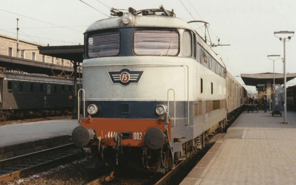 Arnold HN2686 - FS, Elektrolokomotive E.444 002 Prototyp, in Ursprungslackierung, silberne Zierleist