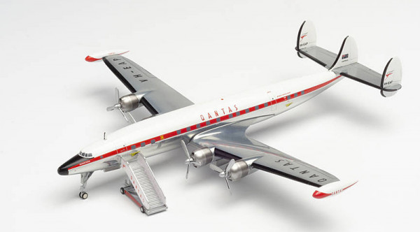 Herpa 571005 - Qantas historic passenger stairs (2) with tractor (1)