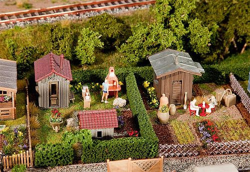 Faller 180494 - 2 Schrebergärten mit Schuppen patiniertes Modell