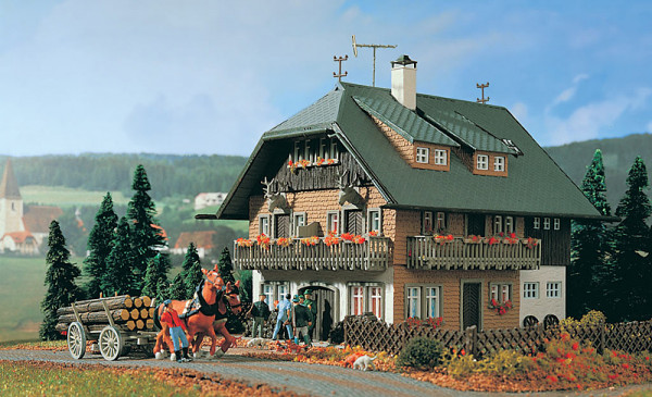 Vollmer 43792 - Forsthaus 140x115x125 mm der Bausatz enhält 199 Plastikteile in 6 verschiedenen Farb