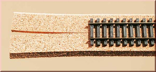 Auhagen 44563 - Korkgleisbettung für Schienen 4 Doppelstreifen = 2 m Gleisbett je 500 x 13 x 3