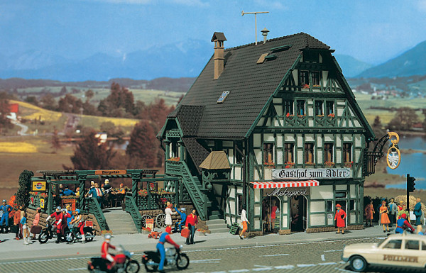 Vollmer 43736 - Gasthaus mit Metzgerei 210x130x130 mm Fachwerk