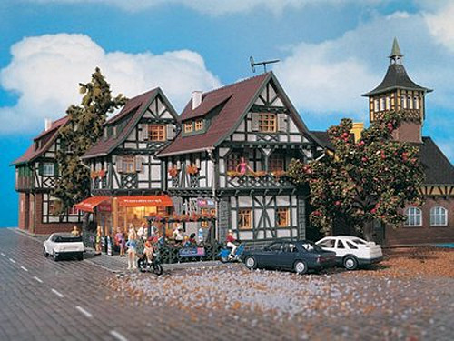 Vollmer 43683 - Konditorei 147x128x120 mm Fachwerk mit Inneneinrichtung und Beleuchtung