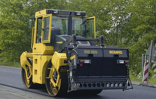 Kibri 11558 - BOMAG mit Splittstreuer BS 6,4x1,9x3,3 cm