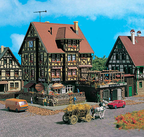 Vollmer 47688 - Bäckerei u. Gartencafe 142x115x120 mm Fachwerk