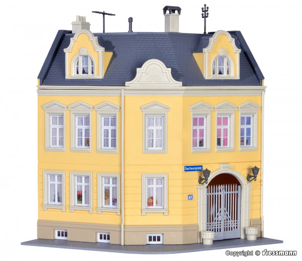 Kibri 38388 - Haus "Am Sachsenplatz" in Görlitz 16x16,5x15,5 cm Gebäudewinkel 120° Zweifarben Sprit