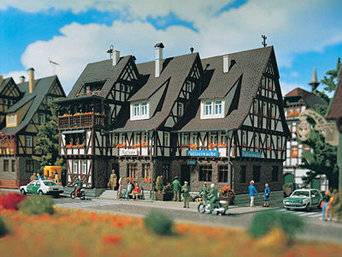 Vollmer 43693 - Rathaus mit Polizei und Gefängnis 195x140x145 mm Fachwerk
