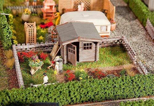 Faller 180492 - Schrebergarten mit kleinem Gartenhäuschen patiniertes Modell