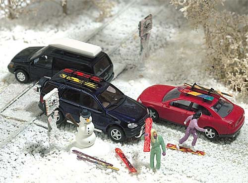 Busch 6004 - Winter-Set 4 Snowboards, 12 Carving-Skier, Dachträger, Autodachbox und Schneemann