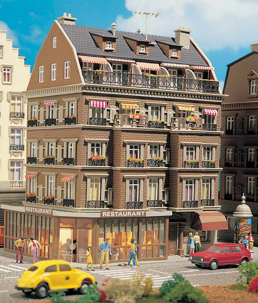 Vollmer 43781 - Restaurant 155x120x190 mm mit feindetaillierter Inneneinrichtung und Beleuchtung
