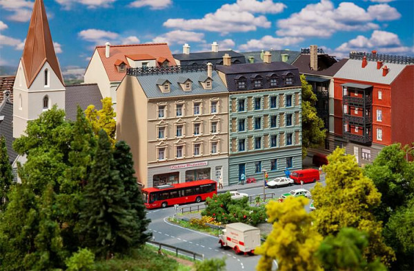 Faller 232379 - Stadthäuser mit Elektrofachgeschäft