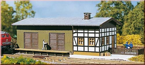 Auhagen 14460 - Güterschuppen 175 x 66 x 51 mm Fachwerkgebäude mit Holzverkleidung, Laderampe auf de