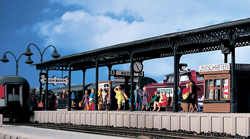 Vollmer 47504 - Bahnsteig Baden-Baden 650x35x40 mm der Bausatz enhält 579 Plastikteile in 4 verschie