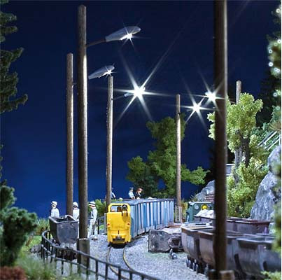 Busch 4154 - Straßenleuchte mit Holzmast Fertigmodell Höhe ca. 90 mm weiß leuchtenden Neon-LEDs