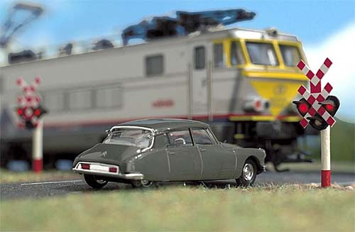 Busch 5968 - Bahnübergang Belgien 2 Warnblinker mit jeweils 2 roten und einer gelben Leuchtdiode und