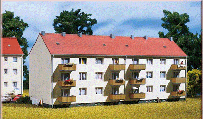 Auhagen 13332 - Mehrfamilienhaus rotes Dach