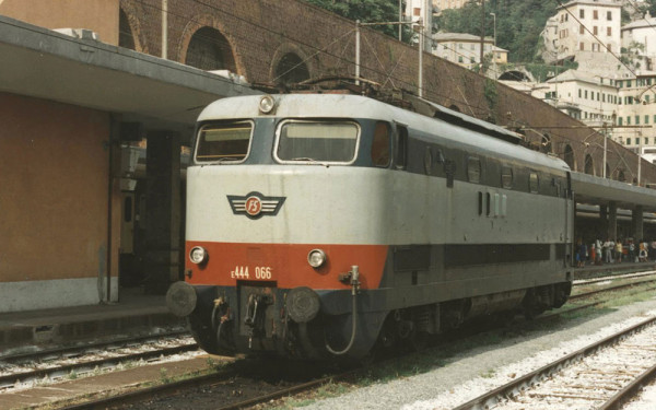 Arnold HN2688 - FS, Elektrolokomotive E.444 2. Serie, in Ursprungslackierung mit rotem Streifen, ohn