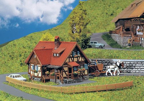 Faller 232340 - Ländliches Fachwerkhaus patiniertes Modell