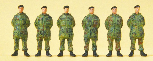 Preiser 16840 - Soldaten stehend. Parka. Bare