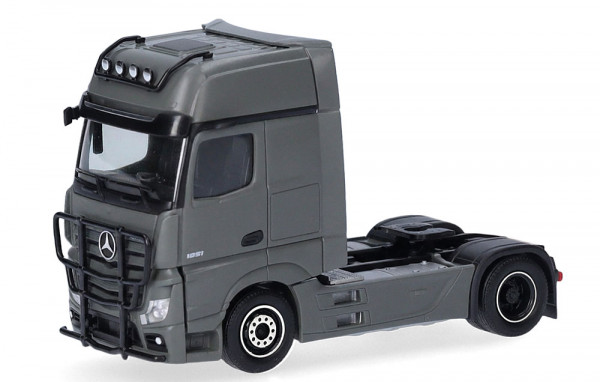 Herpa 311533-006 - Mercedes-Benz Actros 18 L Gigaspace Zugmaschine 2achs mit Lampenbügel und Rammsch