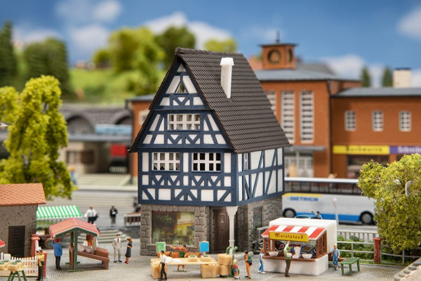 Faller 232157 - Fachwerkhaus mit Apotheke