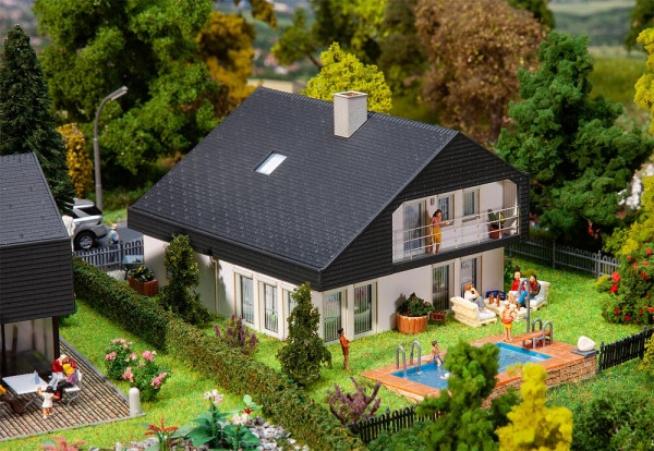 Faller 130642 - Wohnhaus mit Plattendach 124 x 107 x 83 mm