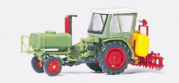 Preiser 17933 - Fendt Geräteträger mit Verdeck, Mähbalken und Spritzgerät, Bausatz aus Kunststoff